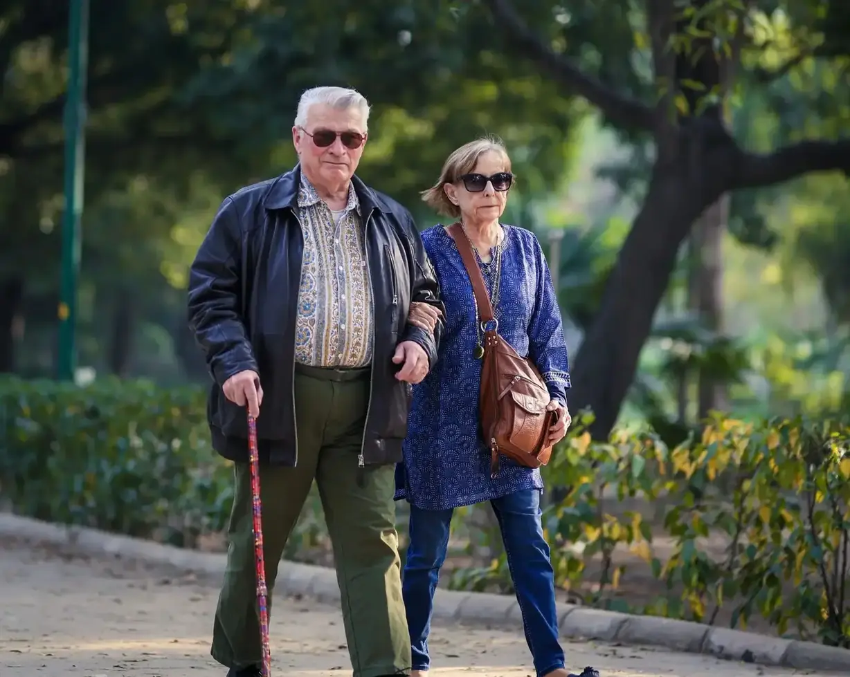 Pessoa madura numa caminhada ao ar livre